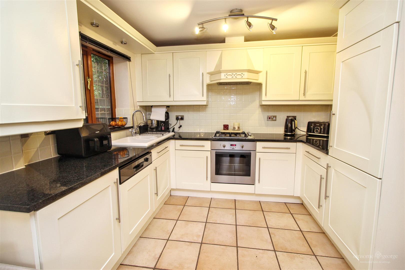 2 bed property in Denefield Gardens, Reading